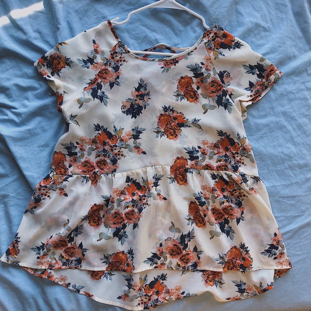 Women’s Peplum Floral Flowy Top w/ Lace Up Back 🌺